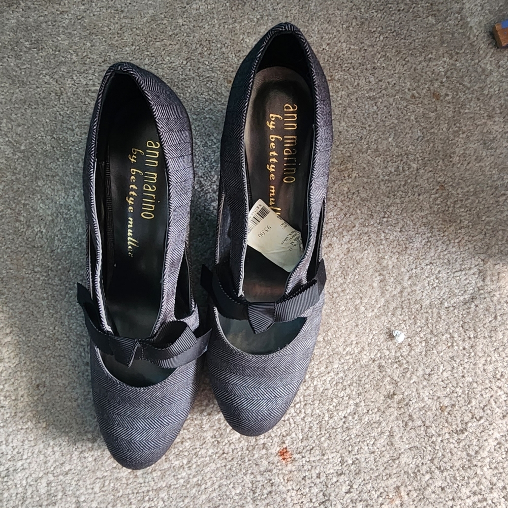 Anna Marino tweed pump